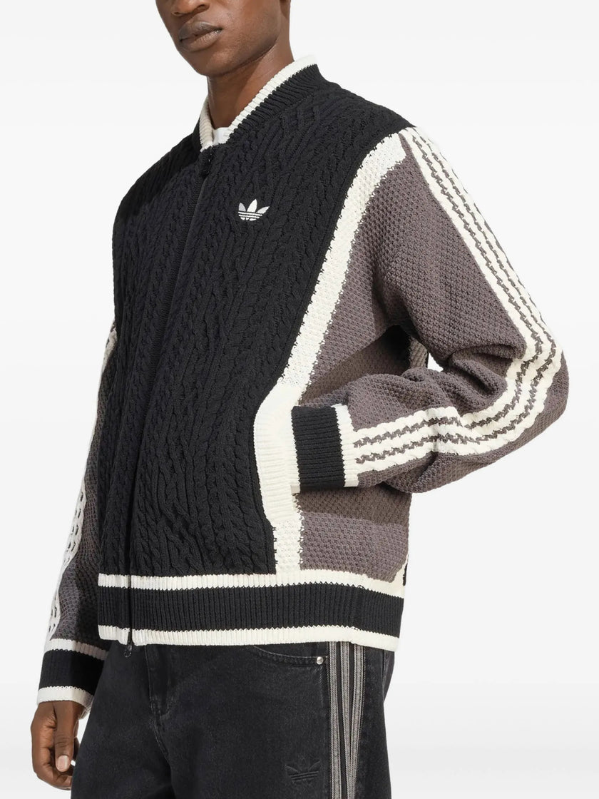 2762561